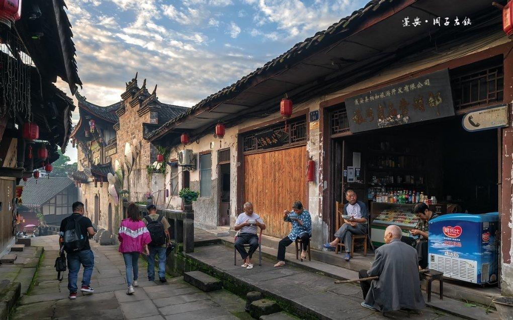一站直达地铁站！开通10年，今又出发，学子返乡快车温暖回家路